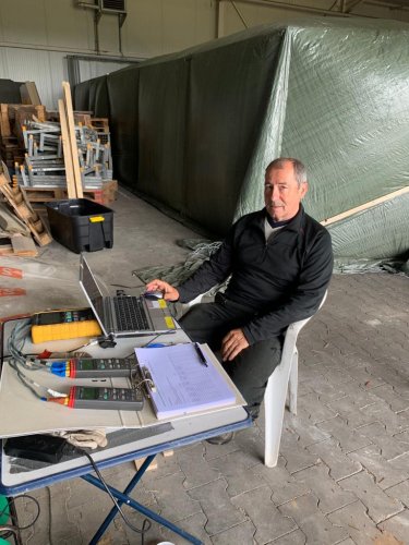 Mitarbeiter von ask.kern überwacht die Heißluftbehandlung eines Dachstuhls am Laptop